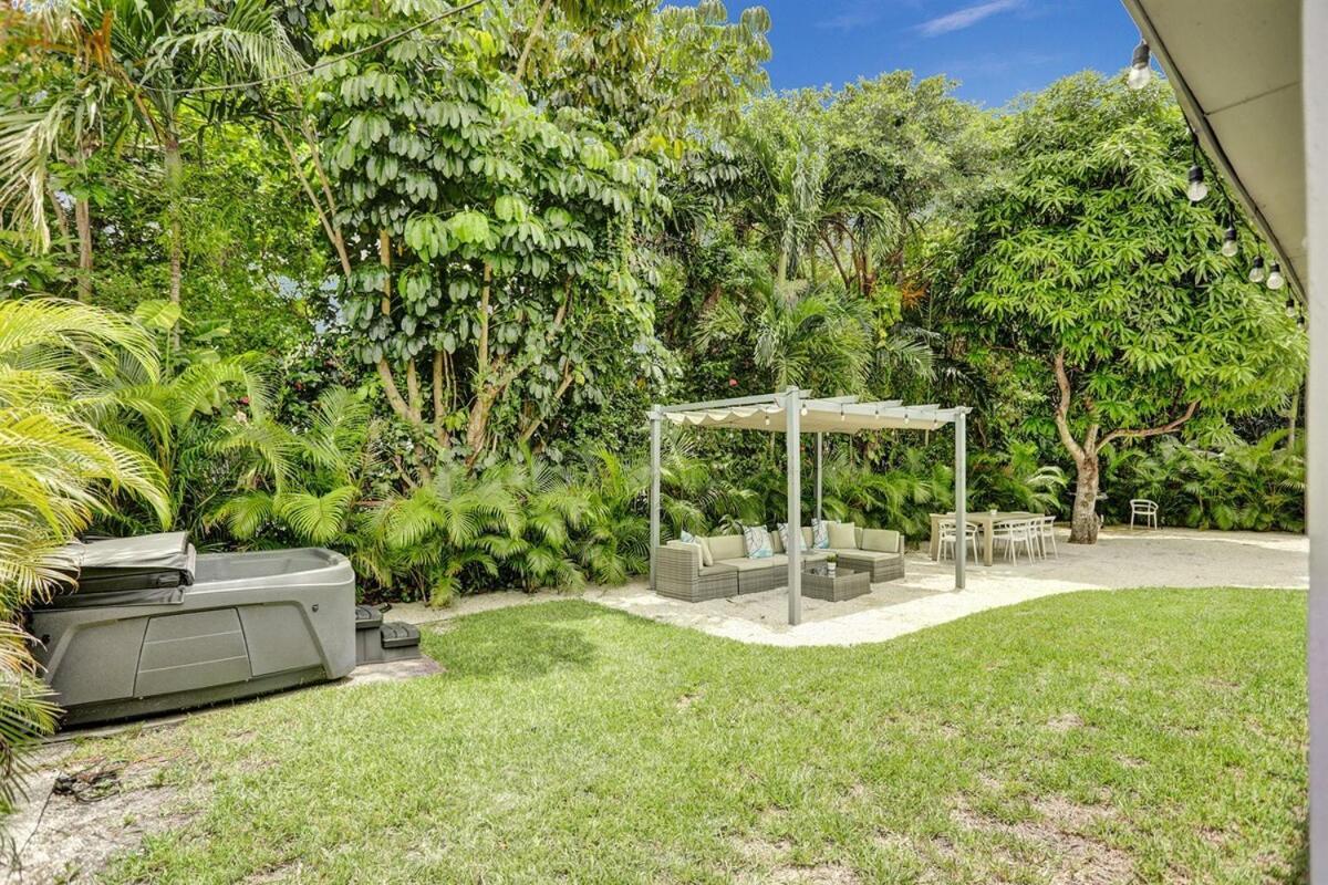 Miami Getaway 4BR With BBQ & Relaxing Backyard Villa Golden Glades Bagian luar foto