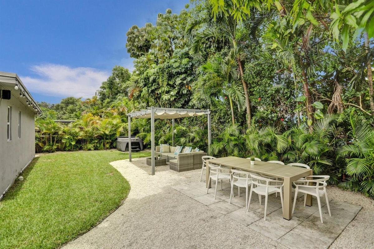 Miami Getaway 4BR With BBQ & Relaxing Backyard Villa Golden Glades Bagian luar foto